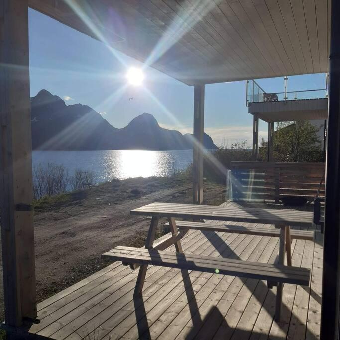Senja, Husoy I Senja. Leilighet Med Utsikt Over Fjord Og Fjell Tofta Buitenkant foto